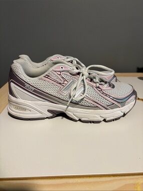 New Balance Women's White and Light Pink Athletic Walkers